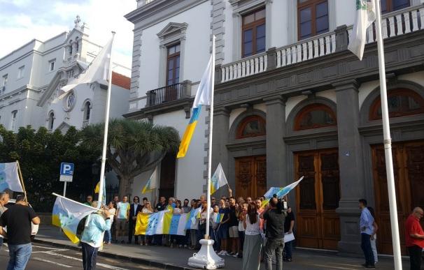 La Delegación del Gobierno denuncia al Ayuntamiento de Santa Cruz por permitir el izado de la bandera de siete estrellas