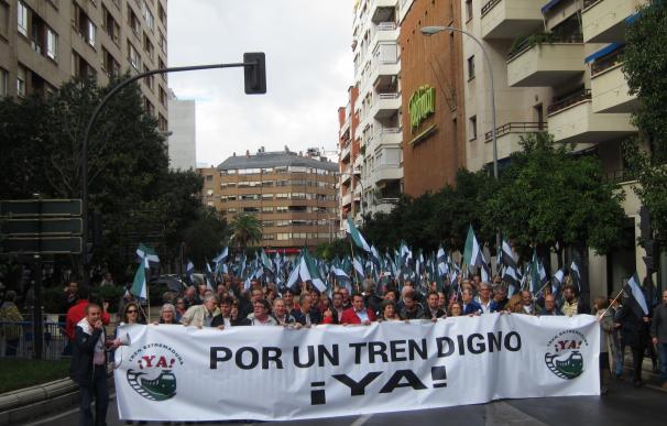 Unas 2.000 personas se manifiestan en Badajoz para reclamar un tren digno para Extremadura