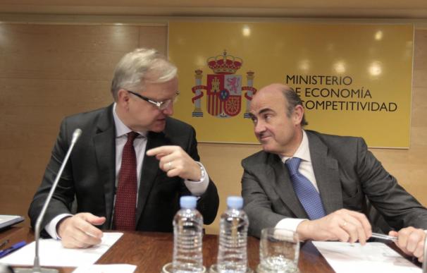 El comisario europeo de Asuntos Económicos, Olli Rehn, junto al ministro de Economía y Competitividad, Luis de Guindos, en una rueda de prensa.