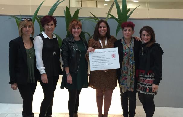 Las artífices de la iniciativa 'Tu pelo contra el cáncer' entregan a GEICAM los más de 11.000 euros recaudados
