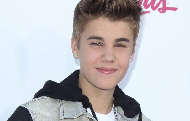 Justin Bieber se lleva a una admiradora a los premios Billboard