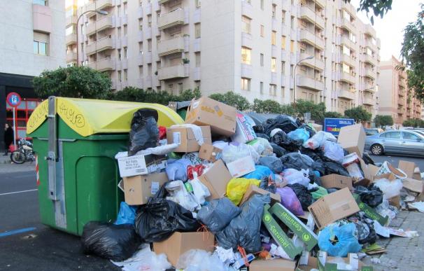 Unas 5.000 toneladas de basura se acumulan en las calles de Sevilla por la huelga de la plantilla de Lipasam