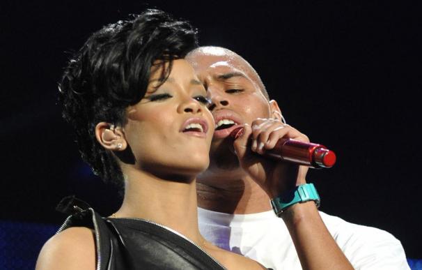 Chris Brown, abandonado por su novia y de vuelta con Rihanna