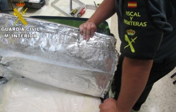 Intervenidos dos kilos de cocaína en dos dobles fondos de una maleta en el aeropuerto de Valencia