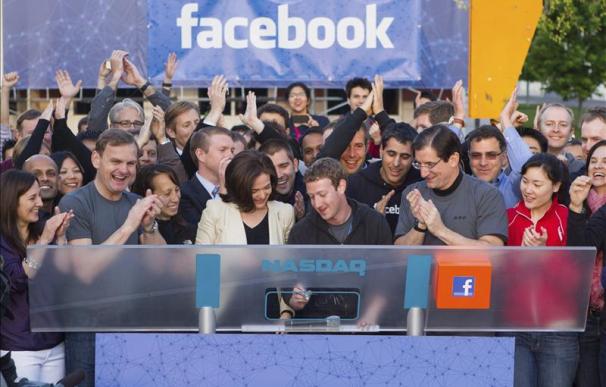 Facebook hace historia pese a un primer día en bolsa poco convincente
