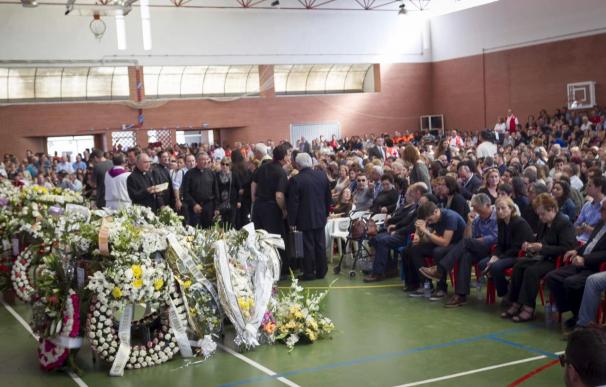 Miles de personas despiden a los cinco chicos fallecidos en Monterrubio