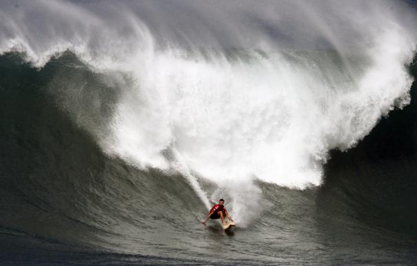 Las autoridades taiwanesas han prohibido surfear las olas provocadas por los tifones.