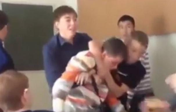 Un grupo de alumnos defienden a su profesor tras la agresión de un compañero