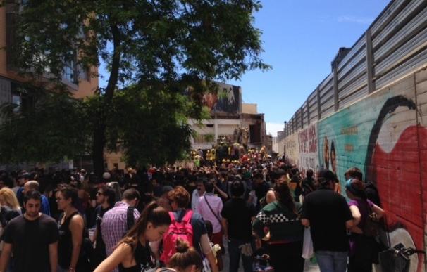 Partidarios de Can Vies llenan la plaza Universitat al grito de 'Resistencia'