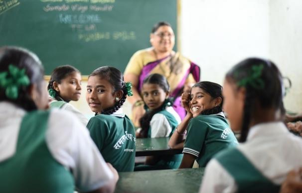 Sonrisas de Bombay denuncia que más del 60 por ciento de los jóvenes analfabetos en todo el mundo son mujeres