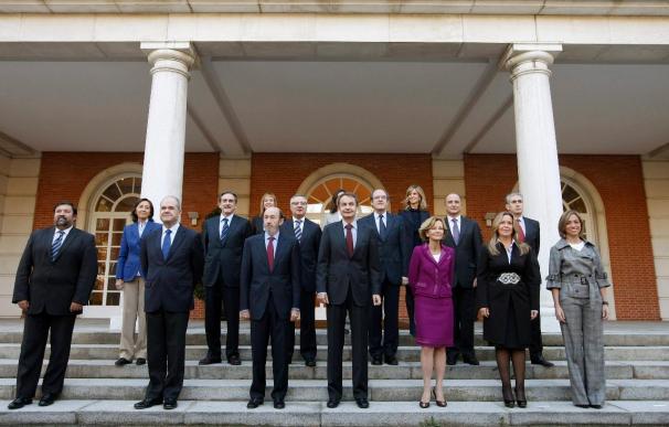 Zapatero posa con sus ministros en la foto de familia del nuevo Gabinete