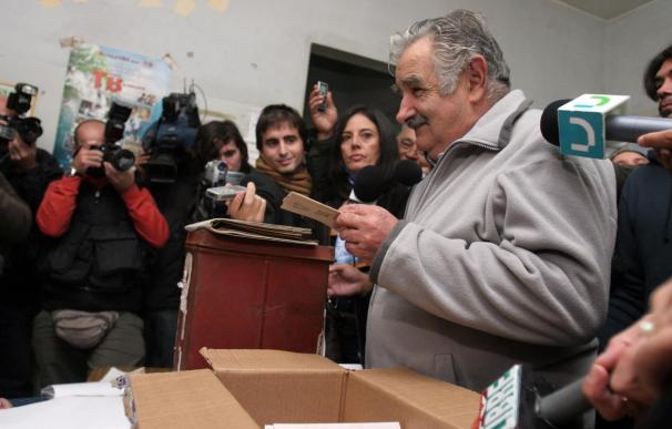 Mujica pide a uruguayos en Argentina que "crucen el charco" y vayan a votar