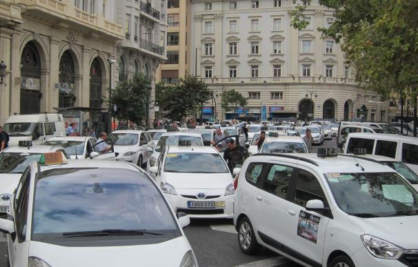 Una caravana de taxis recorre el centro de Valencia contra los tratados de libre comercio del TTIP y CETA