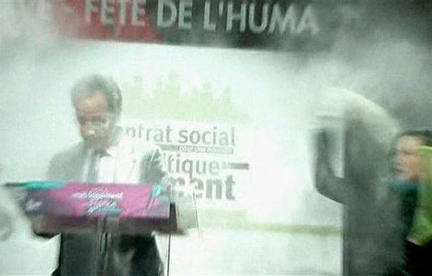 El socialista Hollande, enharinado por una joven en París