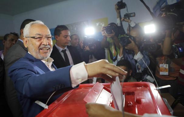 Los cruciales comicios tunecinos terminan con una alta participación