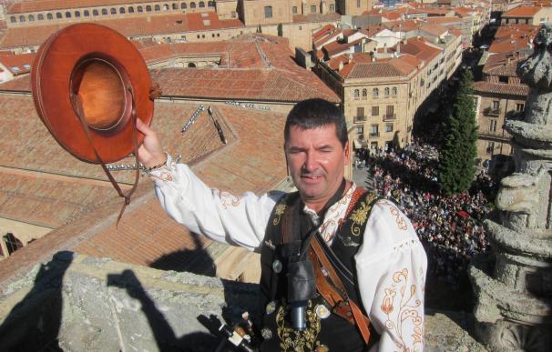 El Mariquelo toca el cumpleaños feliz desde lo alto de la Catedral de Salamanca para celebrar su trigésima subida