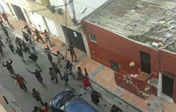 Unos 200 inmigrantes logran entrar en Ceuta en un salto masivo a la valla
