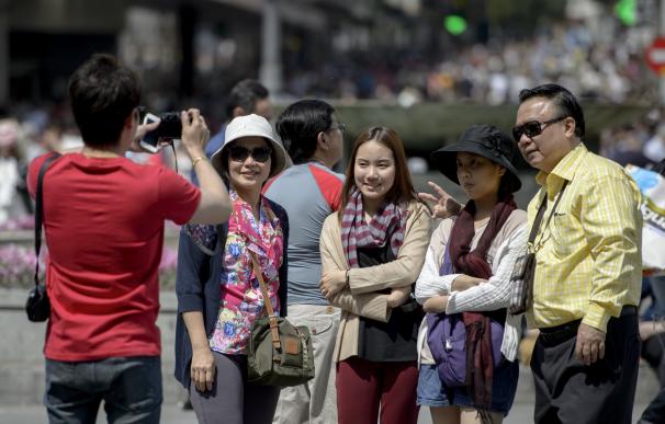 Un grupo de turistas asiáticos se hace una foto.