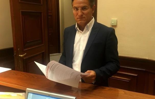 Luis Salvador (C's) denuncia una agresión a su mujer a la salida del Congreso tras la investidura de Rajoy