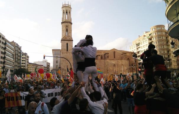 Miles de personas se suman a entidades, sindicatos y partidos para reclamar un cambio de financiación en Valencia