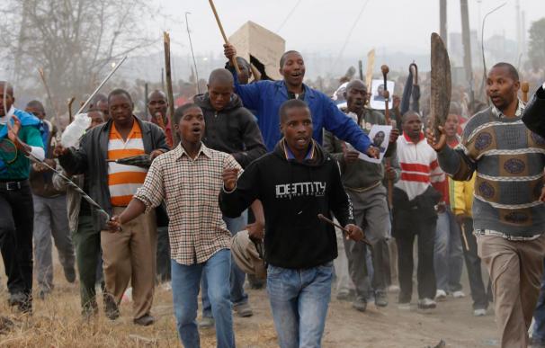 Hallan a un hombre muerto tras una nueva protesta minera en Sudáfrica
