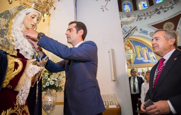 El alcalde de Almería impone el escudo de oro de la ciudad a la Virgen de la Estrella