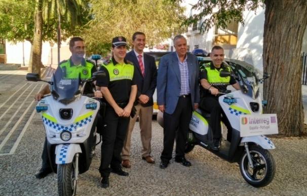 La Agencia Extremeña de la Energía entrega dos motos eléctricas a la Policía Local de Villafranca de los Barros