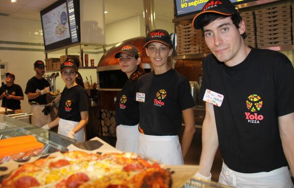 Yolo Pizza inicia la campaña 'Pizza solidaria' a beneficio de Cruz Roja en su establecimiento de Thader