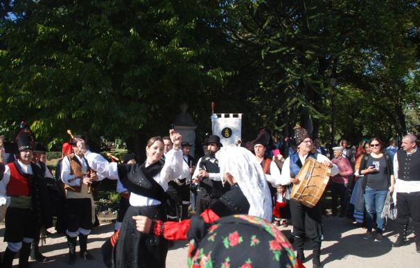 Miles de personas asisten en Lugo al Domingo das Mozas, que homenajea al traje tradicional y a Rosalía
