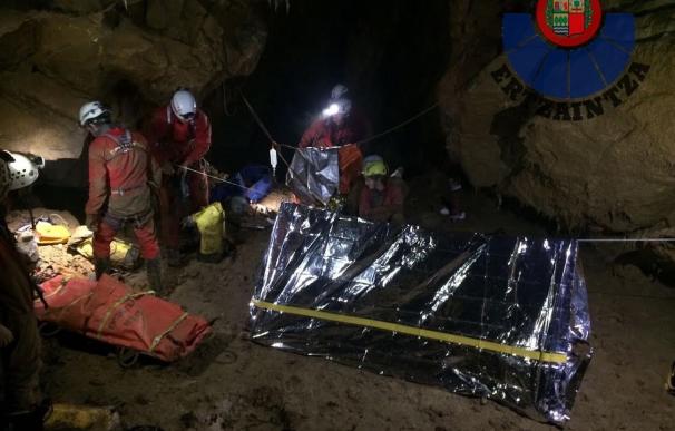 Rescatado un espeleólogo accidentado en la cueva de Hamabi Iturri, en Zestoa (Gipuzkoa)