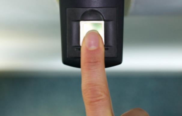 Un escáner dactilar para controlar que los funcionarios no estén toda la mañana tomando café