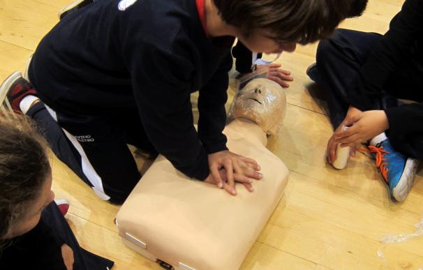 Unos 250 escolares salmantinos aprenden la técnica básica para hacer reanimación cardiopulmonar