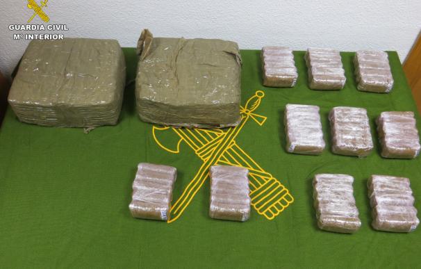 Dos detenidos como presuntos autores de un delito de drogas cuando transportaban 15,6 kilos de hachís