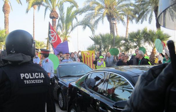 Un detenido por el ataque de manifestantes al coche de Montoro en Vilanova i la Geltrú (Barcelona)