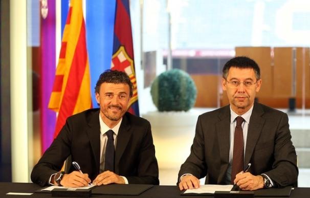 Luis Enrique firma el contrato en el palco presidencial del Camp Nou