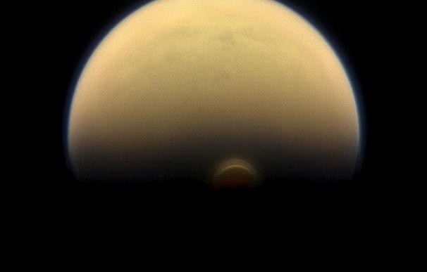 Un fuerte torbellino invernal aparece en el polo sur de Titán