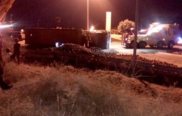 Herido el conductor de un camión de remolacha tras volcar en Boecillo (Valladolid)