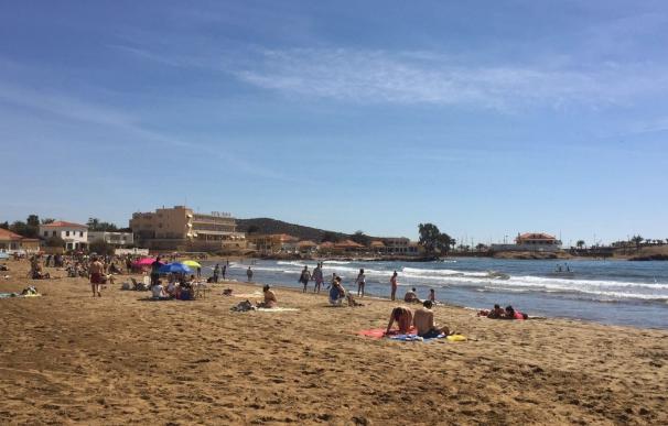 El Gobierno empleará 110.000 euros en un mes para reparar el talud y los acceso a la playa de Mazarrón (Murcia)