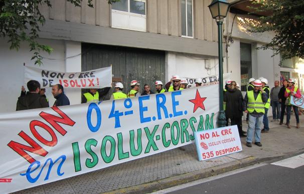 Trabajadores de Isolux protestan ante el Parlamento contra el cuarto ERE, que supondrá 32 despidos en Galicia