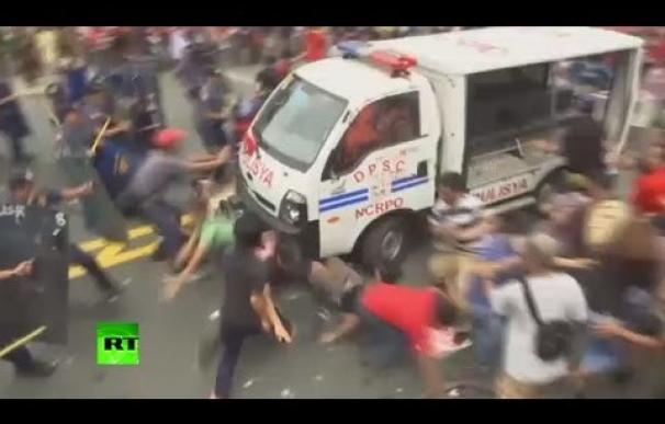Un furgón policial atropella a una multitud en Manila (IMÁGENES DURAS)