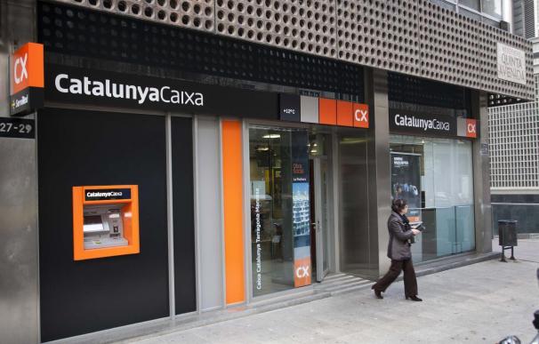 Apenas una cuarta parte de los españoles recurren al banco a la hora de pedir dinero prestado.