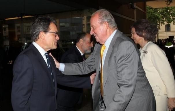 El Rey y Mas hablan cordialmente en Barcelona tras la entrega de despachos a jueces