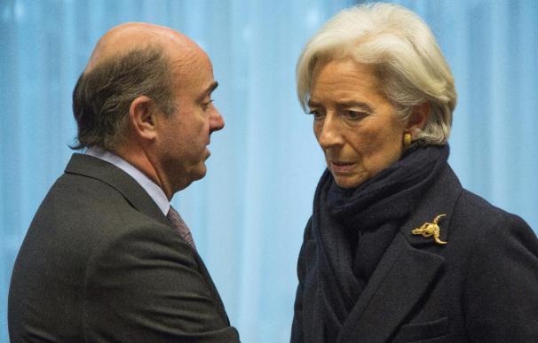 El ministro de Economía, Luis De Guindos, conversa con la directora gerente del FMI, Christine Lagarde.