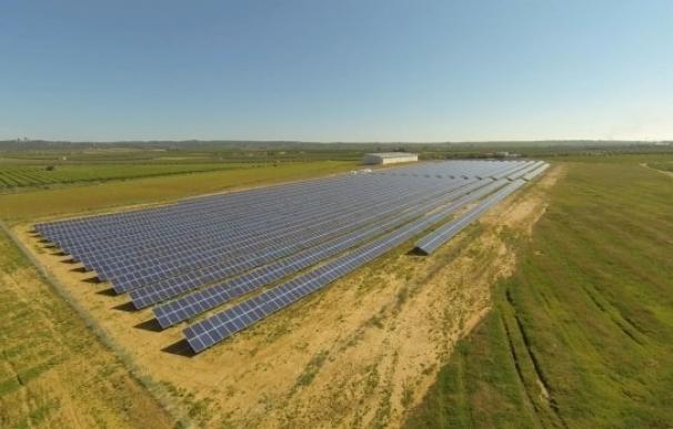 Som Energia completa el coste de su planta solar colectiva con casi 2.200 inversores