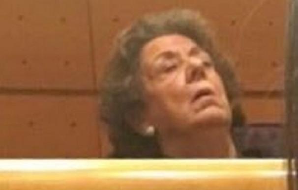 Una senadora de Podemos publica en Twitter una foto de Rita Barberá aparentemente dormida en su escaño