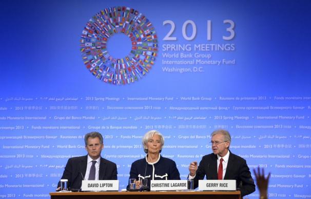 La directora gerente del Fondo Monetario Internacional (FMI), Christine Lagarde (c), el "número dos" del FMI, David Lipton (i), y el portavoz del FMI, Gerry Rice (d).