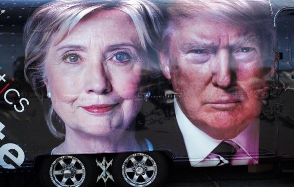 Una furgoneta de TV con imágenes de ambos candidatos en Hempsted, Nueva York, el 26 de septiembre