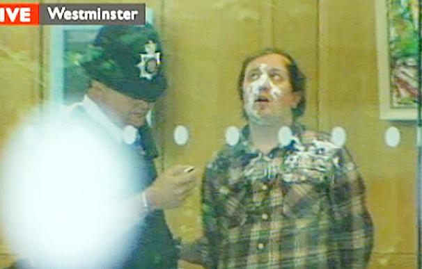 Un hombre intenta agredir a Rupert Murdoch con una tarta hecha de espuma de afeitar