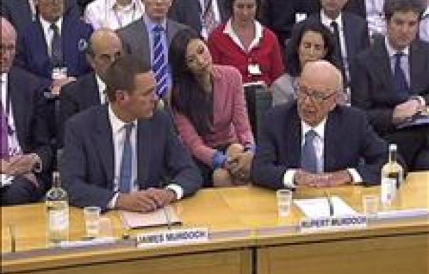 Suspendida la comparecencia parlamentaria de los Murdoch tras un intento de agresión