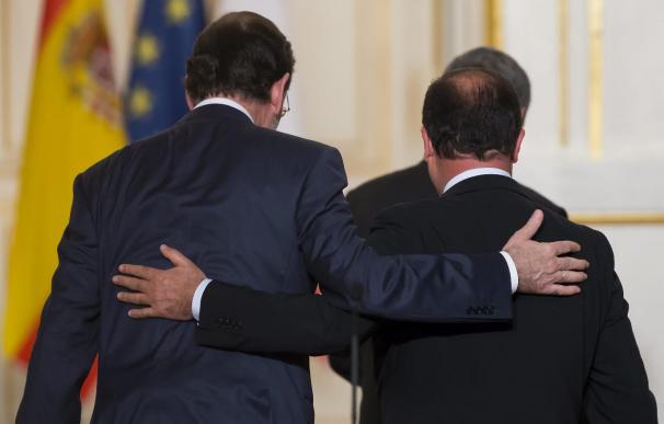El presidente del Gobierno, Mariano Rajoy (i), y el presidente francés, François Hollande, en una foto de archivo.